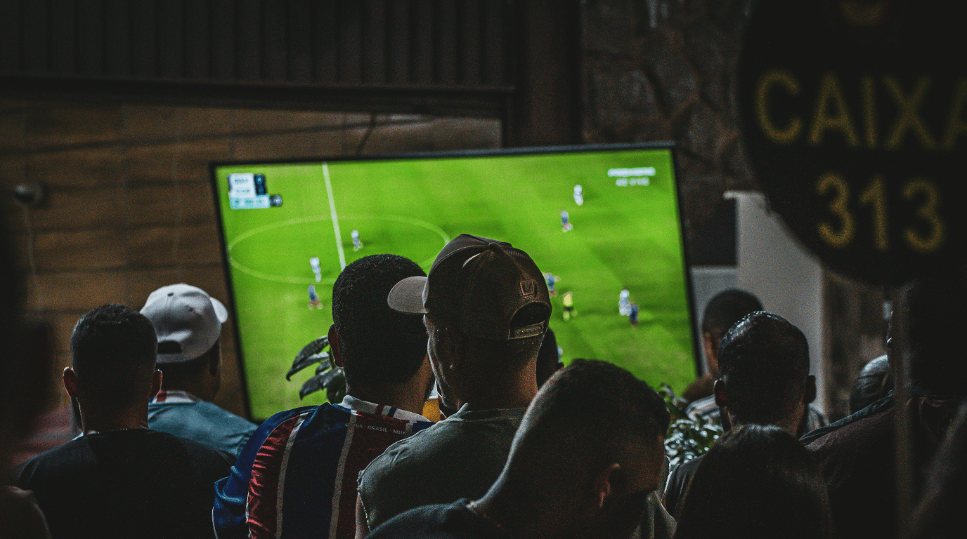 Smartphone com transmissão de uma partida de futebol em tempo real através de software para transmissões.